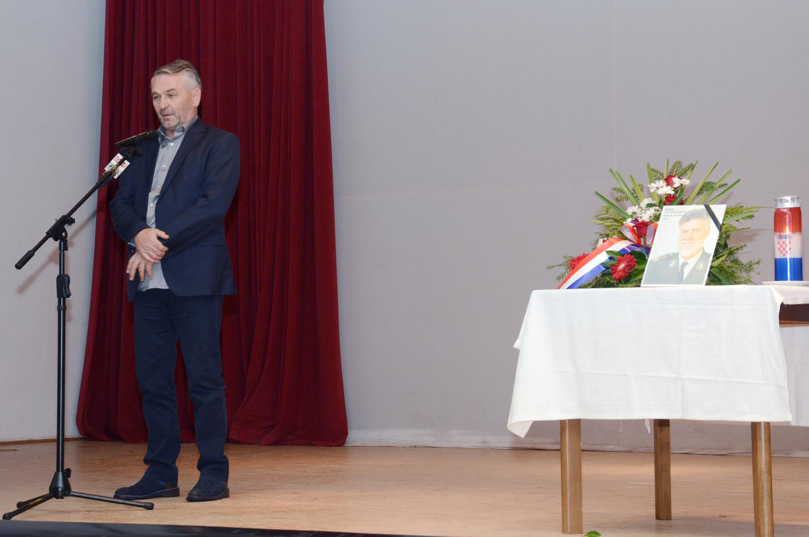 Praljak je od rujna 1991. do veljače 1992. godine bio zapovjednik obrane ovog mjesta. 