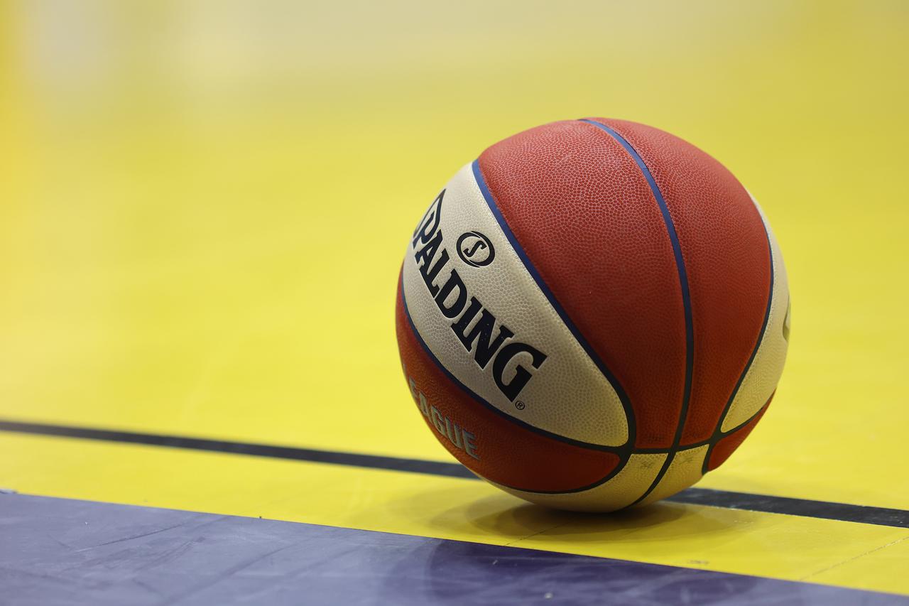 Split: Košarkaši igrali "našminkani" u znak podrške Međunarodnom danu borbe protiv nasilja nad ženama