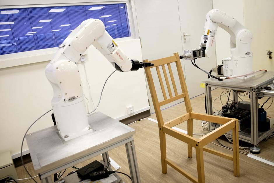 Robot sastavlja IKEA-inu stolicu
