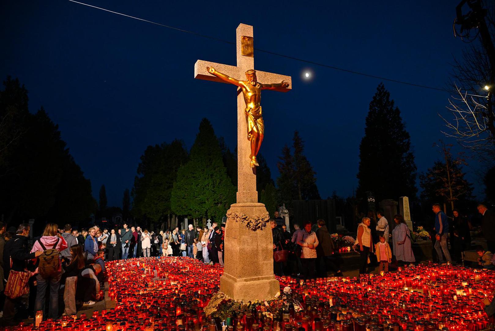 Kod velikog križa u središtu groblja stvorila se rijeka lampiona koje su građani pažljivo postavljali kroz dan, a prekrivena je gotovo cijela staza.