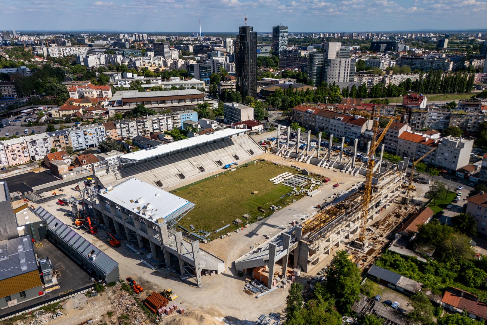 Snimke iz zraka pokazuju impresivan napredak: krovna konstrukcija na sjevernoj i istočnoj tribini je pred završetkom, a jedna tribina već je i natkrivena.