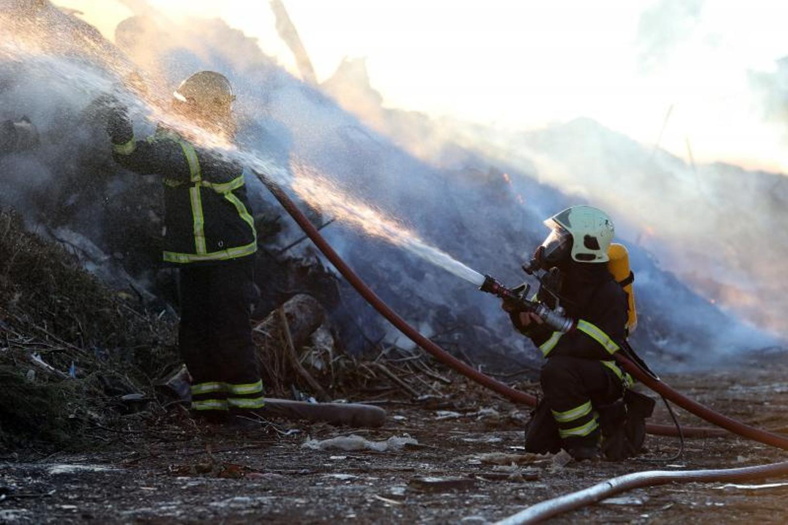Na području Rijeke vatrogasci gase požar divljeg deponja na Pehlinu

