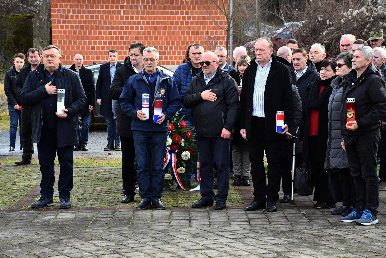 27.12.2022., Bucje - Kod spomen obiljezja poginulim braniteljima​ polaganjem vijenaca i prigodnom komemoracijom​ pored kapelice posvecene sv. Antunu Padovanskom ​o​biljezena je 31. obljetnica oslobadjanja zloglasnog uporista u Bucju tijekom Operacije Papuk 91. Bucje je poznato po zloglasnom logoru kroz koji je proslo gotovo 300 logorasa.To je jedna od znacajnijih vojnih operacija 91.godine u Pozesko-slavonskoj zupaniji i racuna se kao prekretnica u Domovinskom ratu nakon koje su uslijedili Bljesak, Maslenica i Oluja.   Photo: Ivica Galovic/PIXSELL