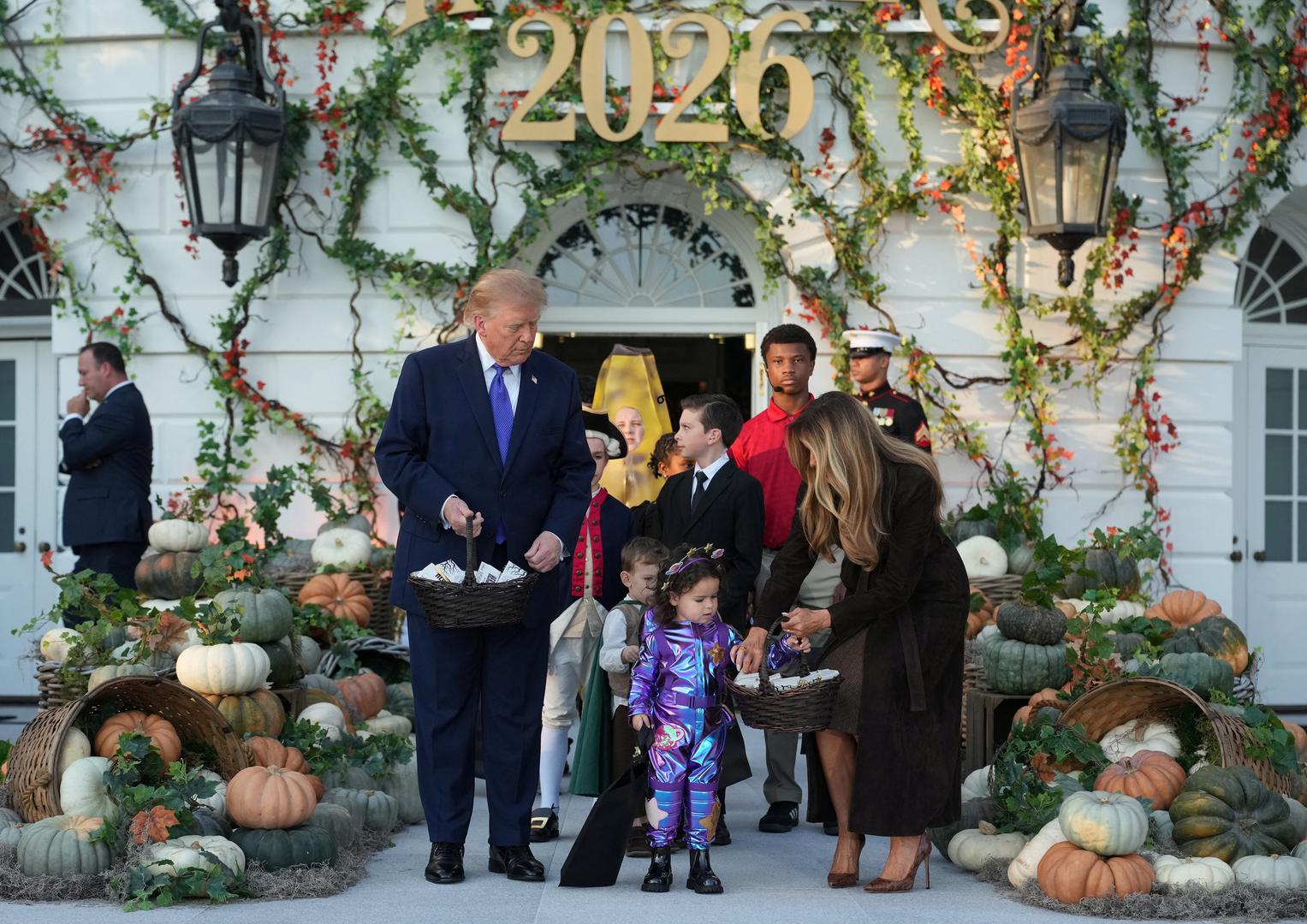 Američki predsjednik Donald Trump i prva dama Melania Trump ugostili su oko 6000 posjetitelja na južnom travnjaku Bijele kuće, koji je za ovu prigodu bio ukrašen bundevama, svjetlosnim dekoracijama i velikim osvijetljenim mjesecom sa siluetama šišmiša.