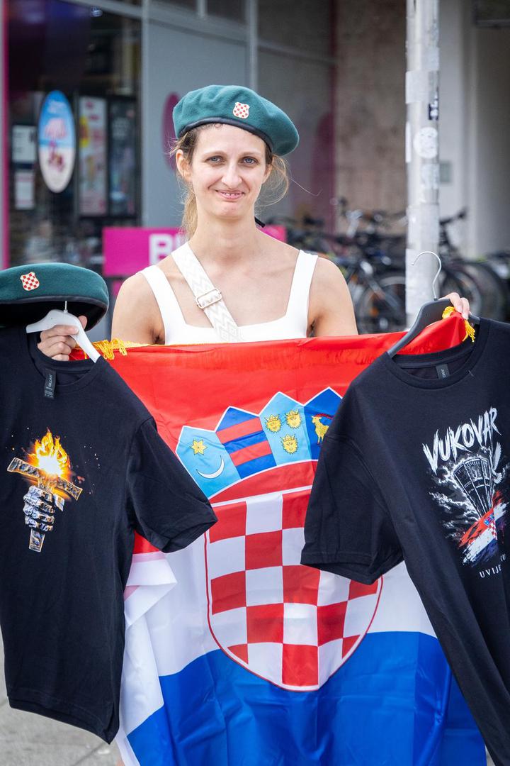 Posvuda po gradu mogu se vidjeti obožavatelji, a ima i štandova na kojima se mogu kupiti majice, zastave... 