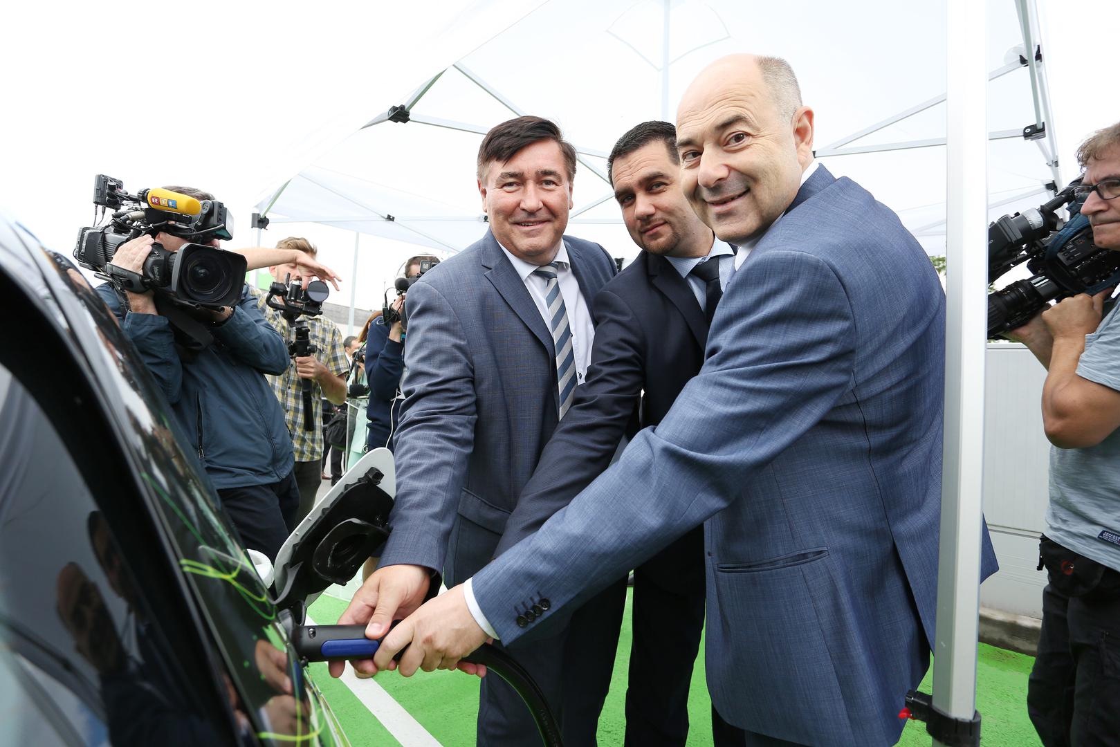 Prvo punjenje u Brinju obavili su Sándor Fasimon, predsjednik Uprave Ine, Domagoj Validžić, pomoćnik ministra zaštite okoliša i Frane Barbarić, predsjednik uprave HEP-a
