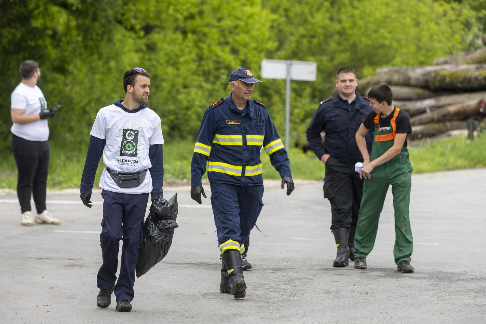 26.04.2025., Bosnjaci - Rezolucija Zemlja 2025 -  Savjet mladih Opcine Bosnjaci i DVD Bosnjaci u akciji ciscenja smeca. Photo: Davor Javorovic/PIXSELL