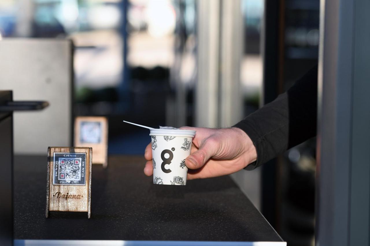 Mali broj kafića otvorio svoja vrata u Šibeniku