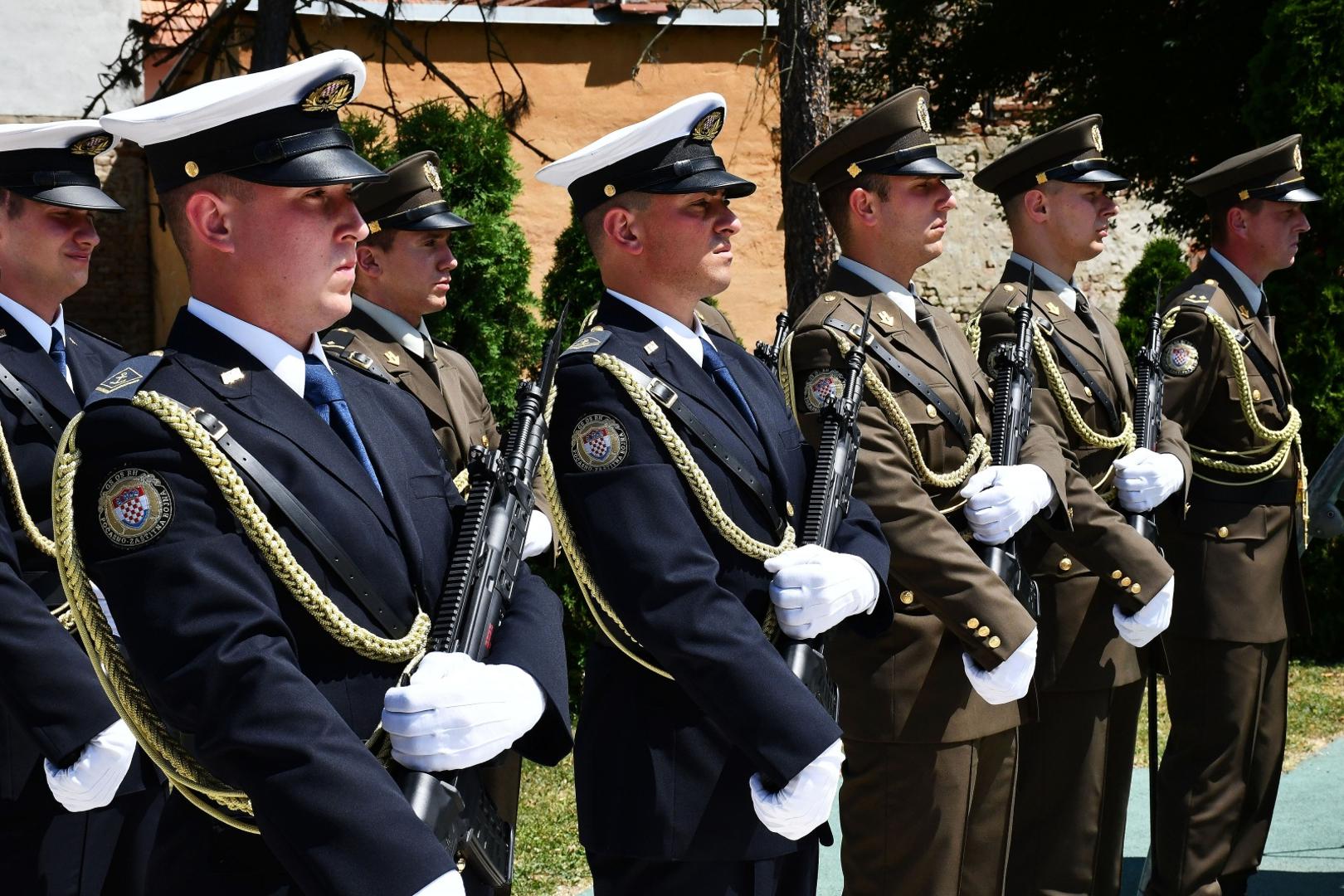 19.06.2021., Slavonski Brod - Ispred spomenika "Prekinuto djetinjstvo" obiljezen je 19. Susret sjecanja na poginulu djecu u Domovinskom ratu "Mali kriz-velika zrtva", koje je i ove godine organizirala Zajednica udruga hrvatskih civilnih stradalnika iz Domovinskog rata Hrvatske i Ministarstvo hrvatskih branitelja. Photo: Ivica Galovic/PIXSELL