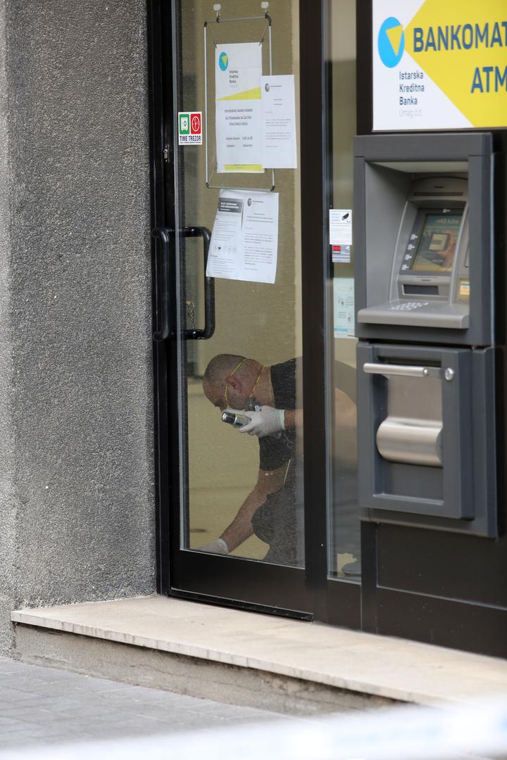 Poslovnica se nalazi u najužem središtu Rijeke, u Starom gradu. Na ulicama i trgovima središta Rijeke proteklih dana može se sresti vrlo malo ljudi, što je sigurno pogodovalo razbojnicima.

