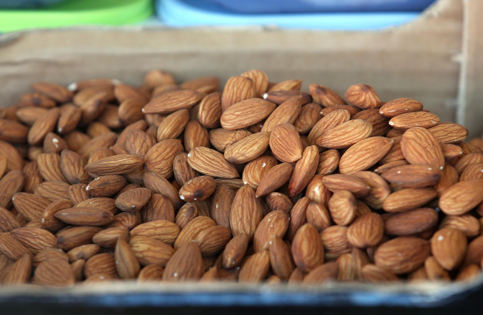 1. Bademi su među najboljim orašastim plodovima kad je riječ o količini vlakana, a odličan su izbor za grickalice.