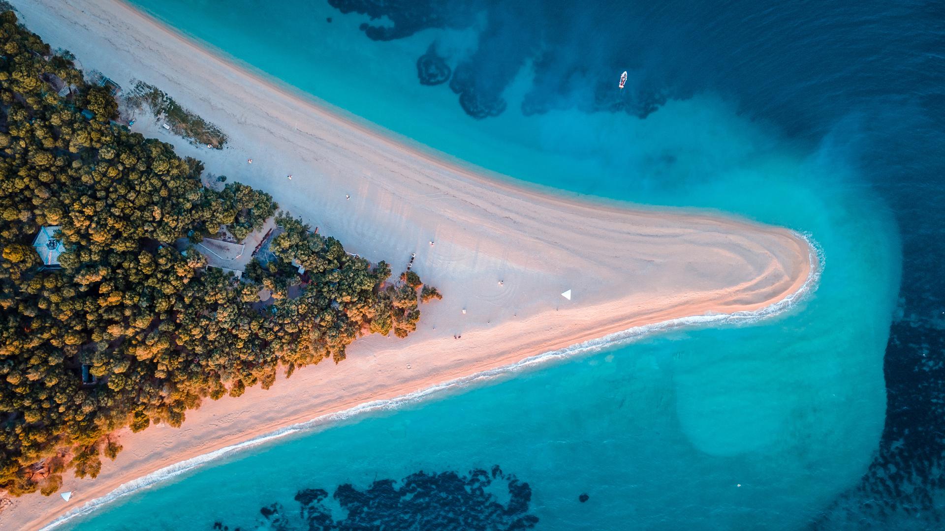 9. Hrvatska plaža Zlatni rat poznata je po tome što mijenja svoj oblik i smjer ovisno o vjetru.