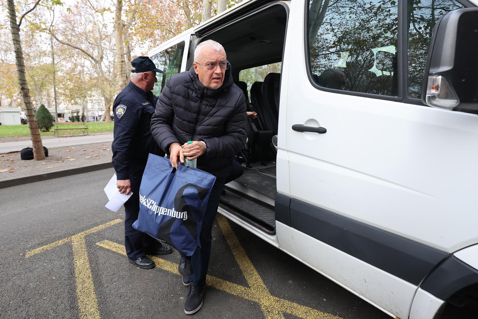 Mikulić je u četvrtak nakon razrješenja s dužnosti i uhićenja u lovištu u sisačko-moslavačkoj županiji prenoćio u policijskom pritvoru, kao i s petka na subotu nakon ispitivanja u Uskoku. Tužitelji su ispitali i trojicu njegovih suoptuženika, a u međuvremenu su istražitelji dovršili pretragu njihovih domova, ureda i automobila