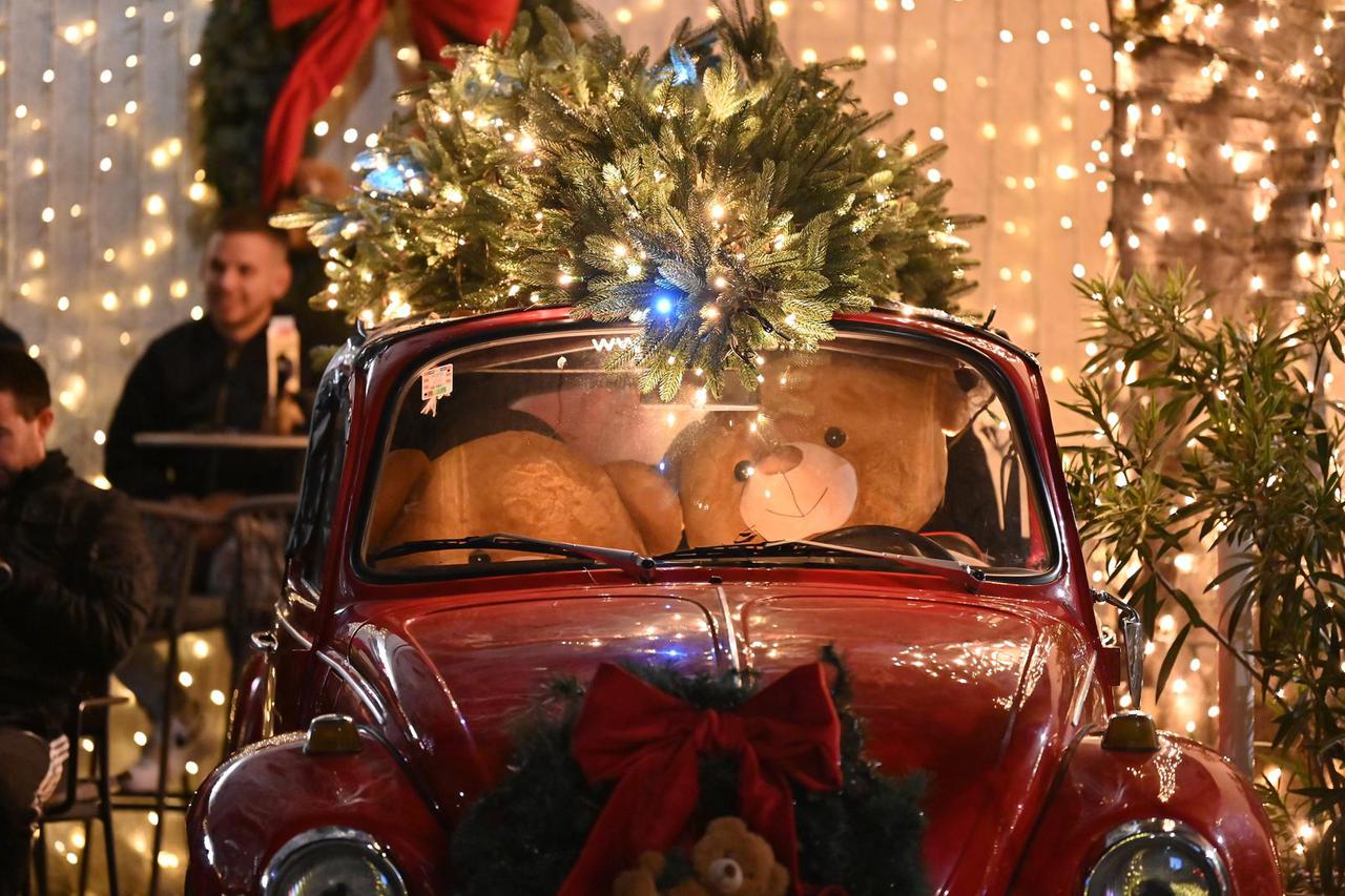 Blagdansko ozračje u centru Makarske