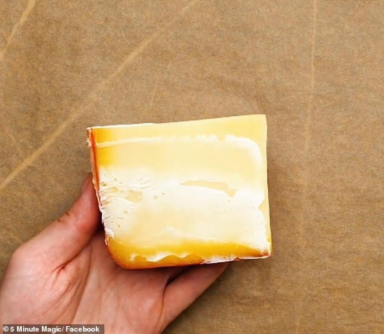 Sačuvajte sir svježim tako što ćete ga premazati maslacem i ostaviti u hladnjaku. 