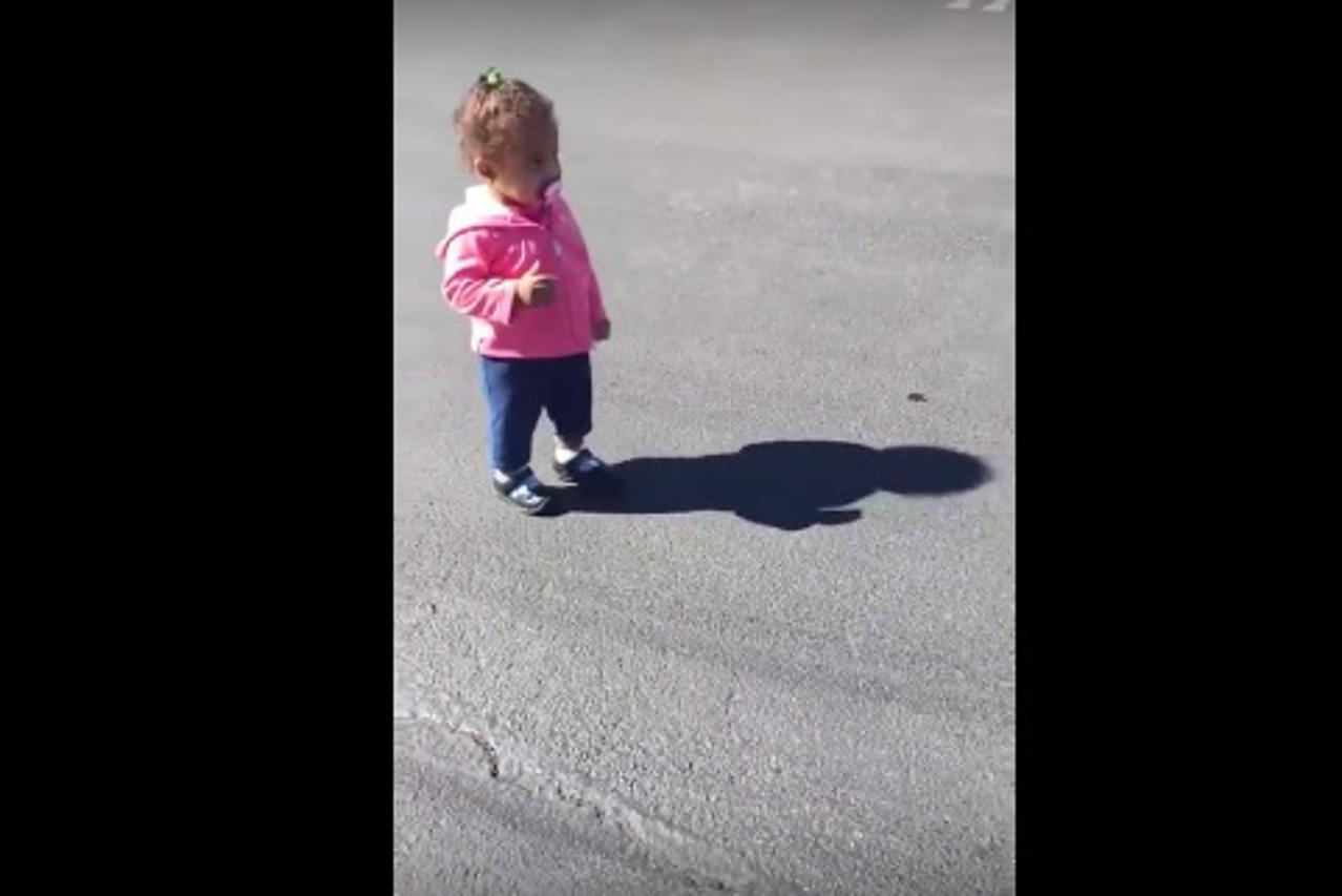 Djevojčica se preplašila vlastite sjene