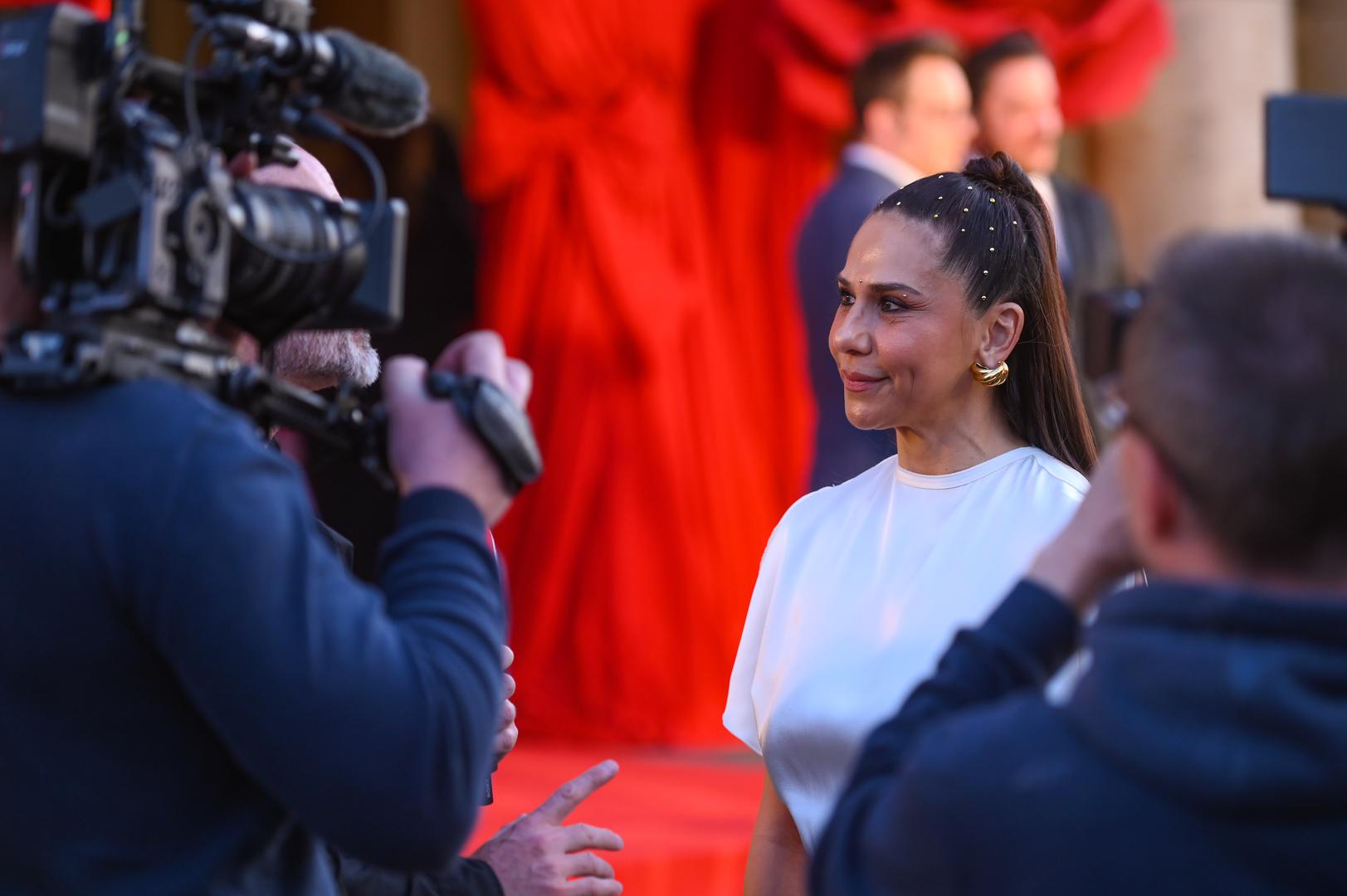 To je trenutak kada se slavi izvrsnost, a zrak treperi od glamura i pozitivne energije. No kako to izgleda iza kulisa, pogledajte na ovim fotkama koje su snimili fotografi Pixsella. 