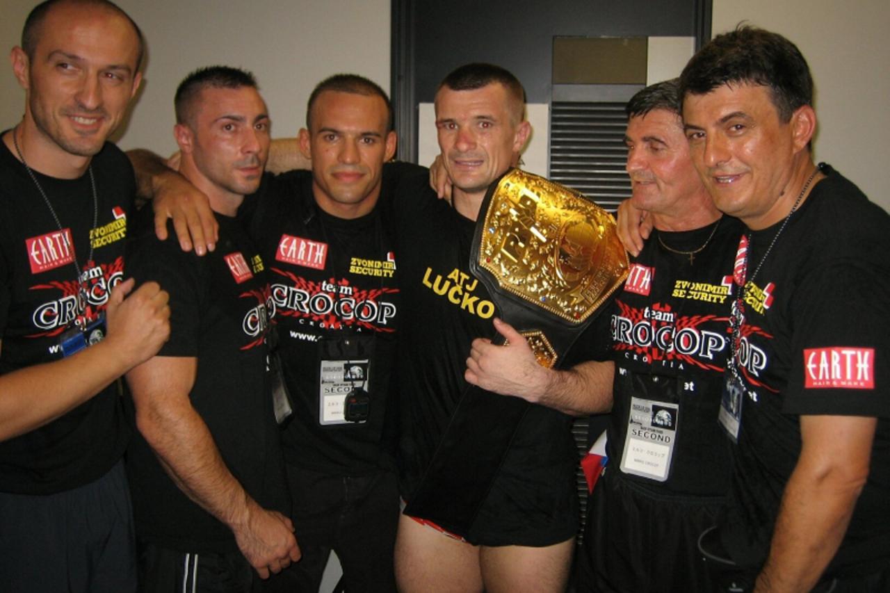 'Ultimate fight, Tokio, 10.09.2006. Finale Prideova Grand Prixa Mirko Cro Cop Filipovic u drustvu  kondicijskog trenera (Igor Jukic, lijevo), boksackog trenera (Branimir Levak), suvjezbaca (Igor Pokra