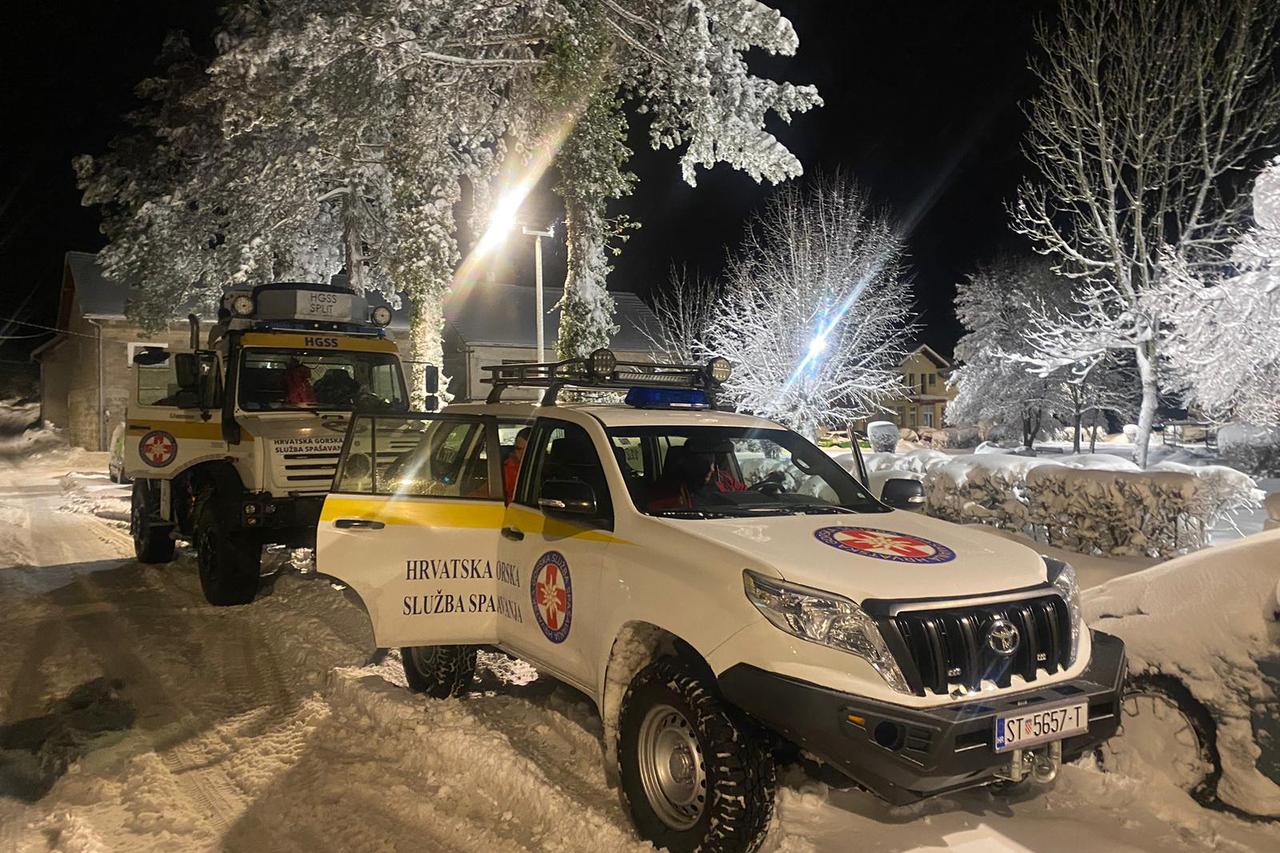 Članovi HGSS-a stigli u pomoć putnicima koji su zapeli u snijegu na području Gračaca i Knina