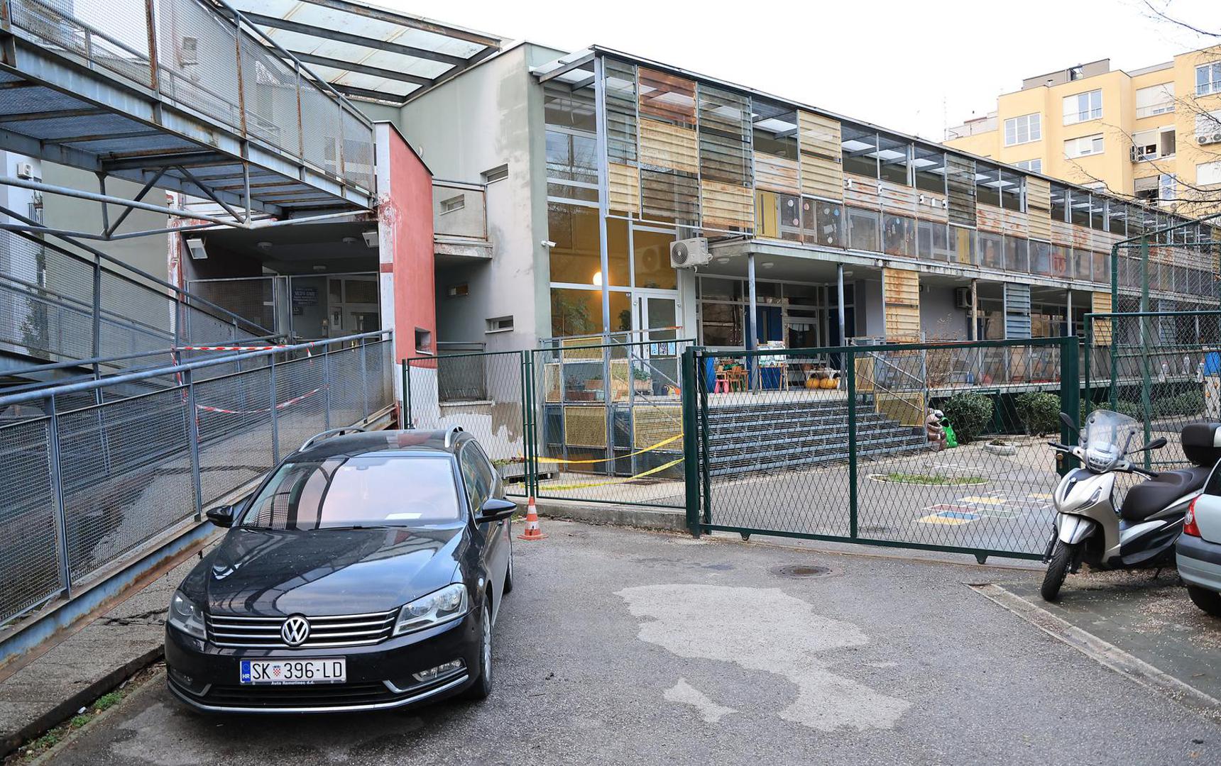 Okolnosti nesreće zasad nisu u potpunosti poznate, a na terenu su nadležne službe koje utvrđuju sve detalje događaja.