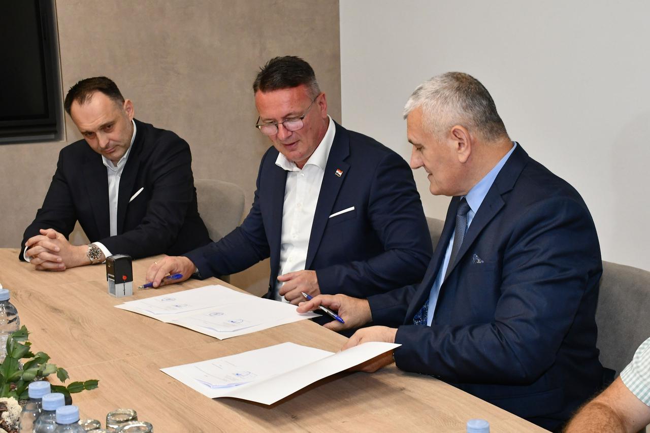 Zupan Danijel Marusic potpisaa je sporazum s rektorom Sveucilista u Slavonskome Brodu Ivanom Samardzicem o nastavku financiranja aktivnosti i rada Sveucilista.