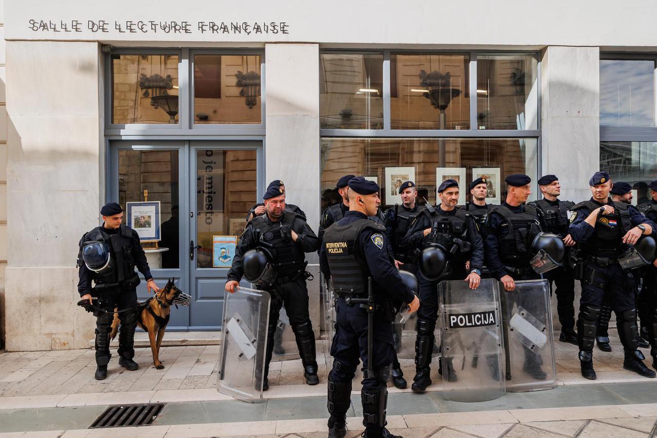 Split: Policije čuva prostor u kojoj je prošli tjedan otvorena izložba "In Magica Mundi"