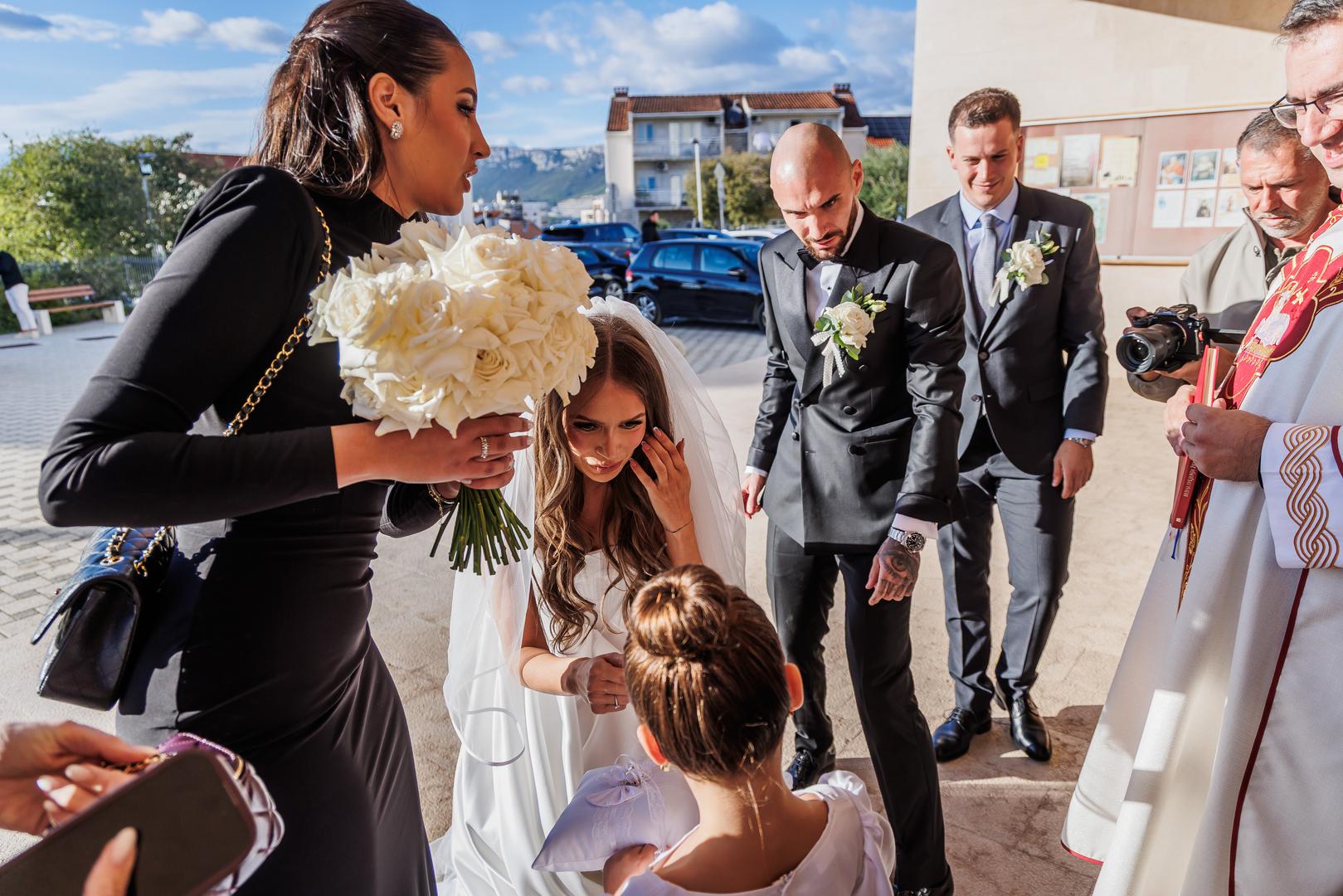 Među uzvanicima su bili Filip Krovinović, Roko Brajković, Iris i Marko Livaja te frizer Ivica Šuljak.