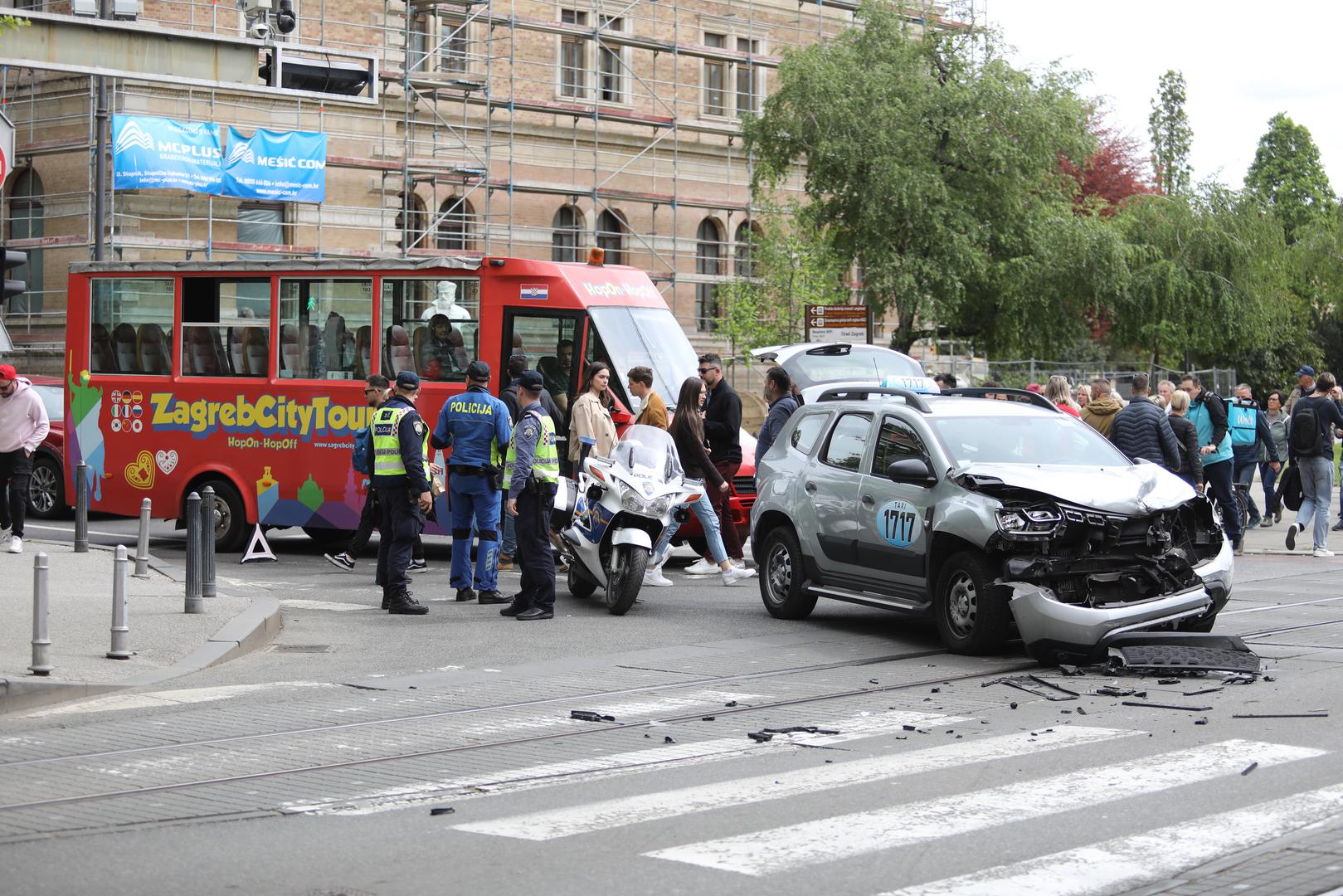 Dva taksi vozila sudarila su se na križanju Ulice Andrije Hebranga i Trga Nikole Zrinskog, prenosi Dnevnik.hr