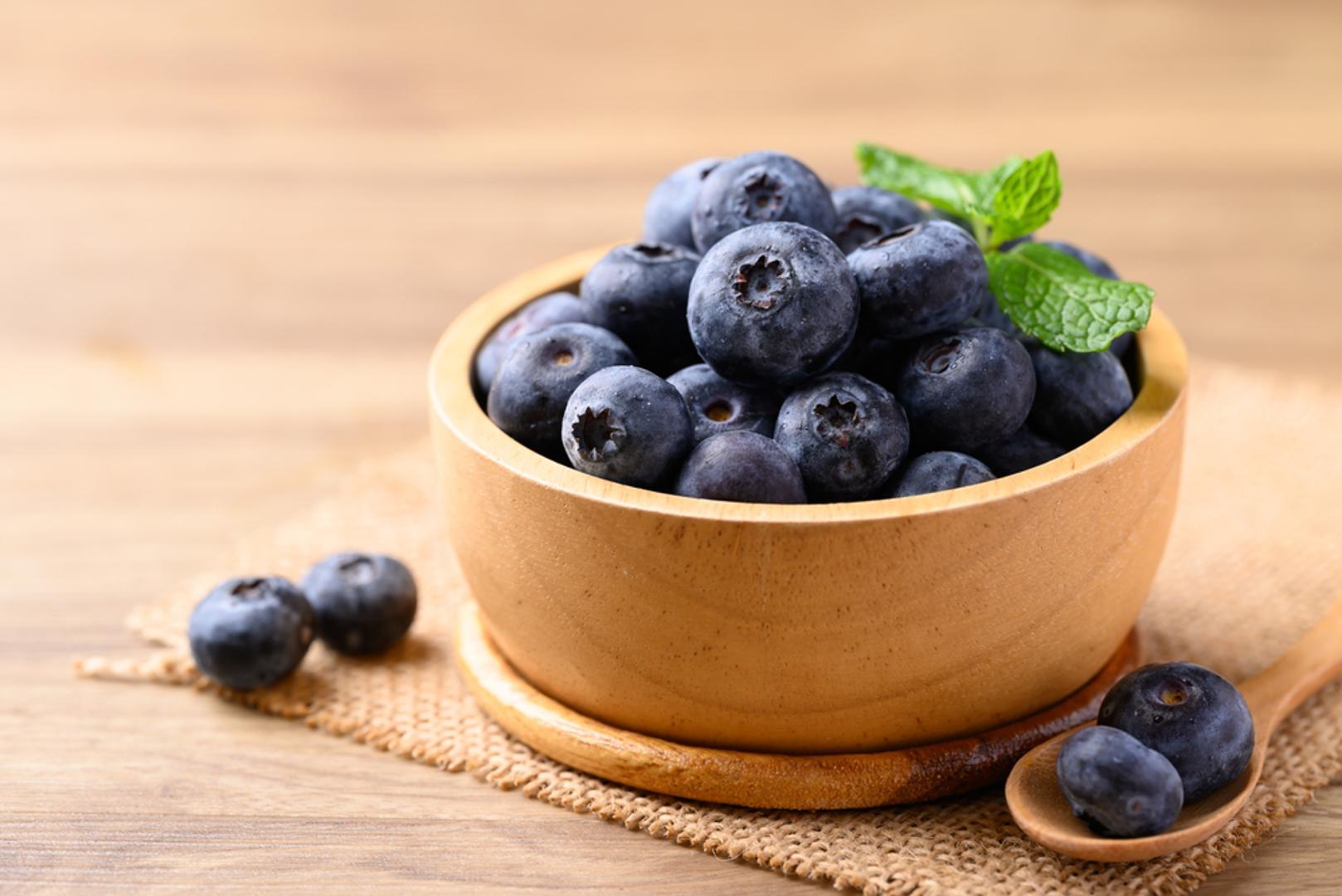Borovnice: Borovnice su male, ali nutritivno vrlo bogate bobice koje se često nazivaju hranom za mozak. Sadrže antocijane, antioksidanse koji pomažu u zaštiti stanica od oksidativnog stresa i upalnih procesa. Mogu se jesti same, dodati u zobenu kašu, smoothie, jogurt ili salatu.