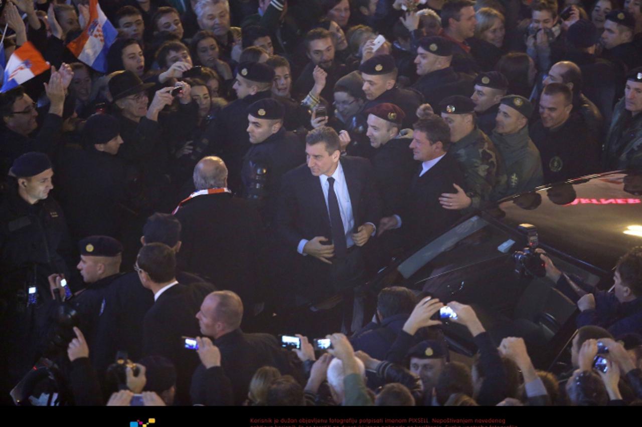 '16.11.2012., Zagreb - Okupljeni gradjani na Trgu bana Jelacica docekali generale Antu Gotovinu i Mladena Markaca kako bi proslavili oslobadjajucu hasku presudu.  Photo: Marko Lukunic/PIXSELL'