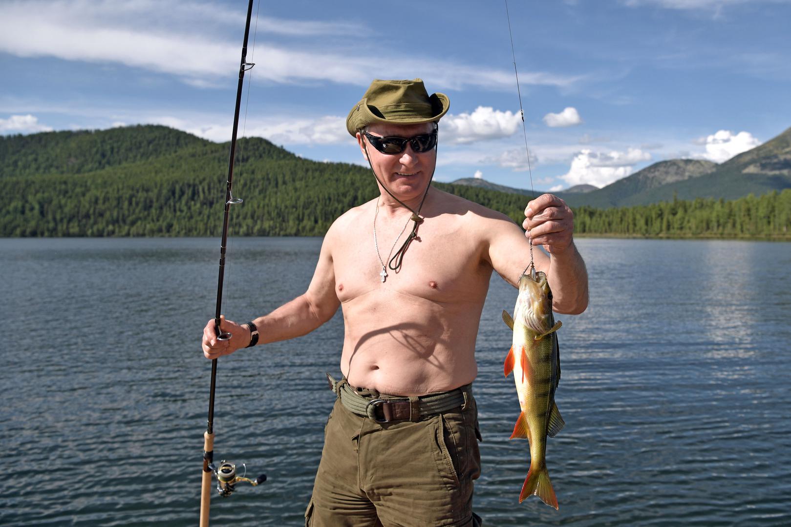 Fotografije i video snimke koje je objavio Kremlj u subotu prikazuju Putina, koji je majstor u borilačkim vještinama i igra hokej na ledu, kako lovi ribu, pliva i sunča se...