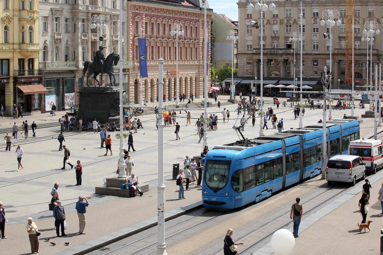 Zagreb: Uklanjanje nelegalne reklame na Trgu bana Jelačića 