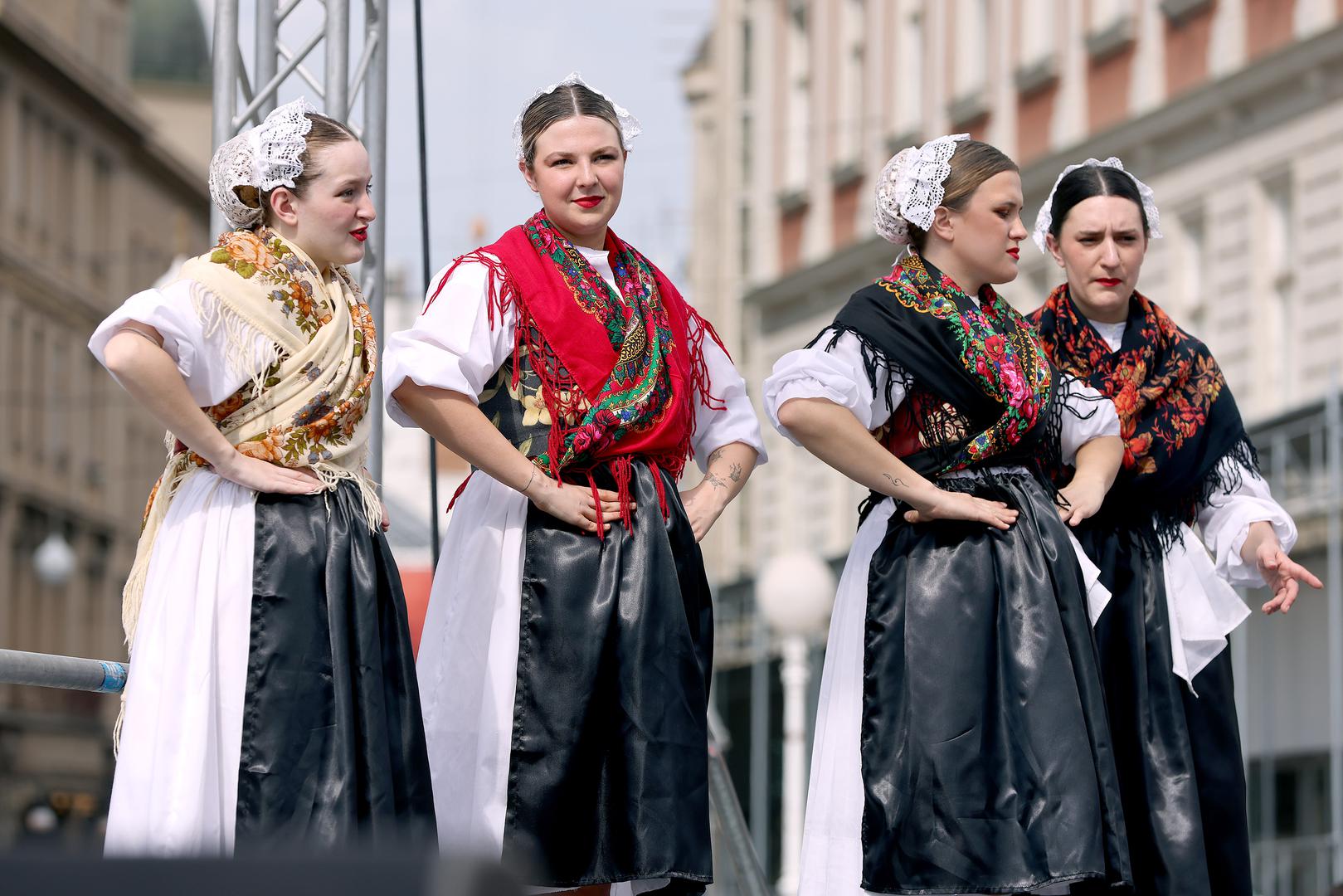 Prvi dan Smotre, srijedu, 15. srpnja, obilježio je program SmoTRAvno, nastup folklornih skupina iz inozemstva. Drugi dan Smotre, četvrtak, 16. srpnja u 19 sati uključio je koncert Dunje Knebl i Roke Margete pod nazivom Sako delo konec ima, samo moja ljubav nema. Pored spomenutog, u četvrtak 15. srpnja, u centru Zagreba u jutarnjim satima održala se Folklorna šetnica, a u večernjim satima u Svetoj Nedelji program MSF Zagreb izvan Zagreba - nastup folklornih skupina iz inozemstva