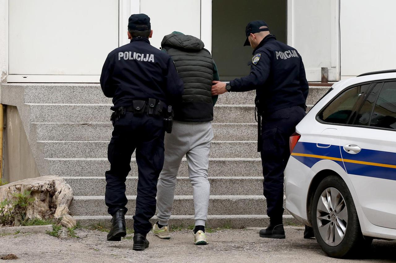 Šibenik: Privođenje jednog od osumnjičenih za napad sa smrtnom posljedicom