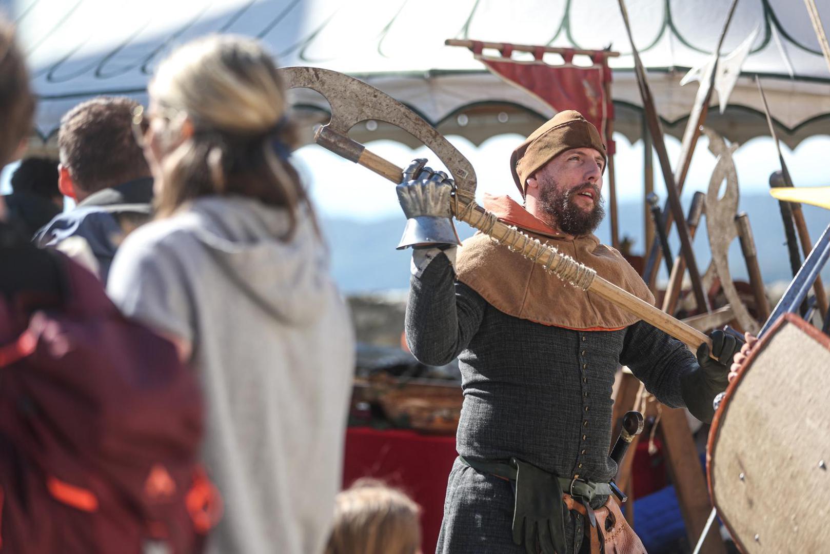 Tek je 1979. počelo njegovo sustavno arheološko istraživanje, konzervacija zidina i rekonstrukcija pojedinih dijelova. Iz ruševina je iznikla osmerokutna kapela sv. Filipa i Jakova, južna obrambena kula, palas - palača za stanovanje i još neki dijelovi. 