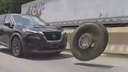 VIDEO Trenutak strave na autocesti. Guma izletjela preko ograde i silovito udarila u automobil, ostao je potpuno smrskan