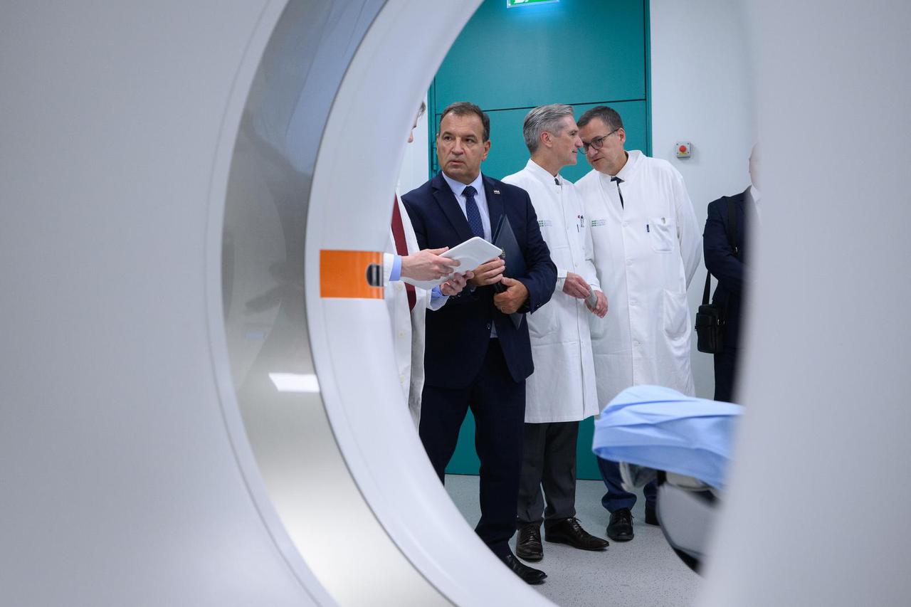 Zagreb: Ministar Vili Beroš obišao i razgledao u pratnji ravnatelja bolnice Ivice Lukšića novu opremu u Kliničkoj bolnici Dubrava