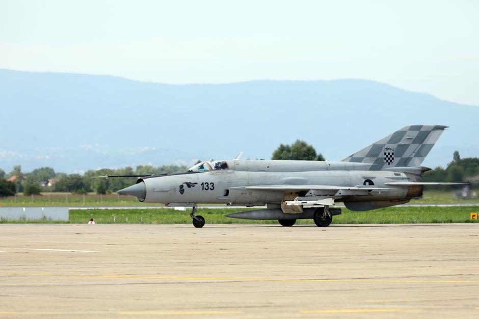 Zagreb: Vojni zrakoplovi MiG se spremaju za uzlijetanje ususret zrakoplovu s vatrenima