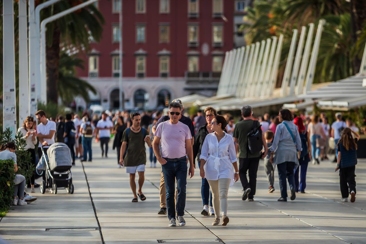 Jesenski ugođaj u Splitu koji je i dalje pun stranih turista