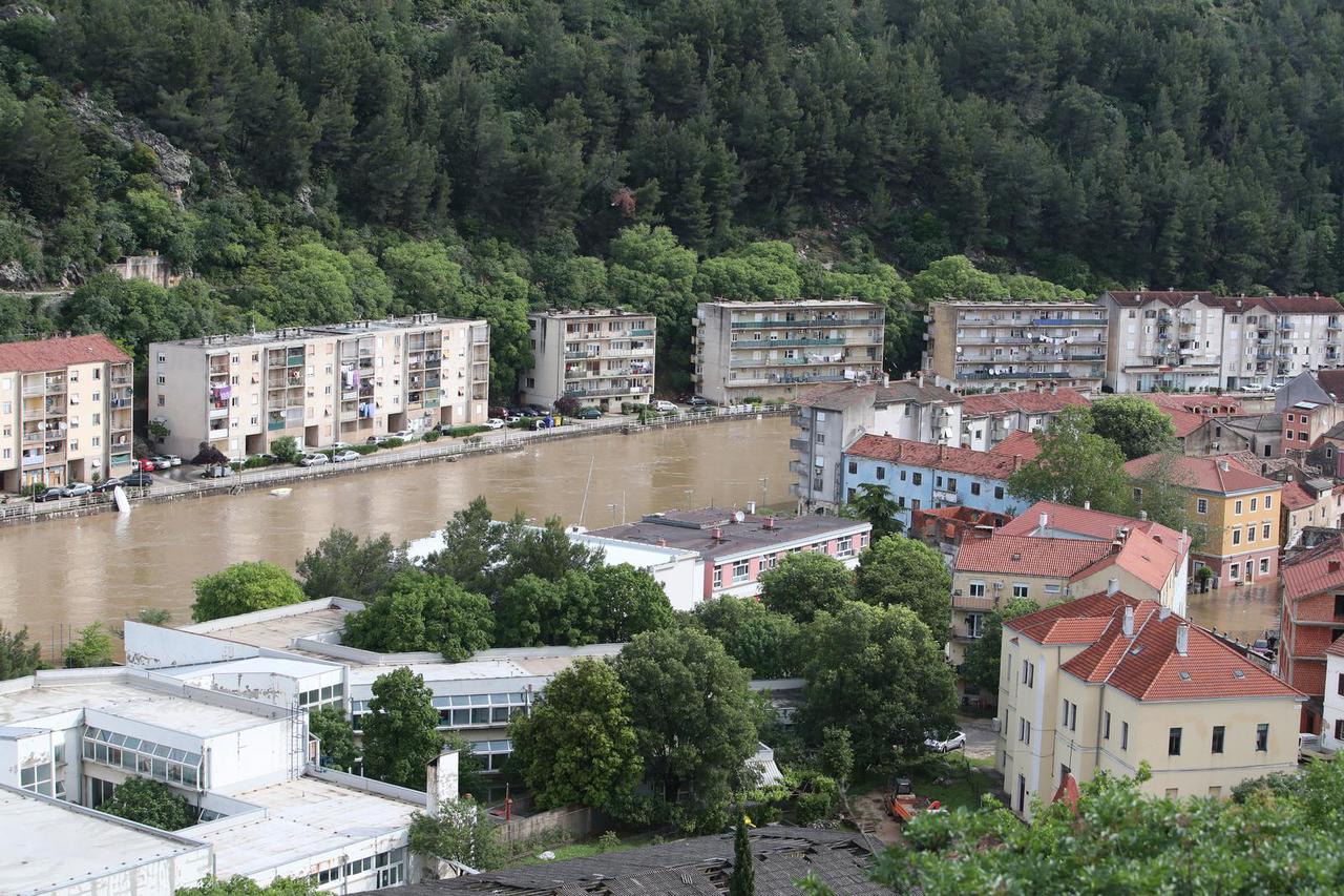 Obrovac: Kiša koja neprestano pada uzrokovala je prelijevanje rijeke Zrmanje preko zaštitnog zida