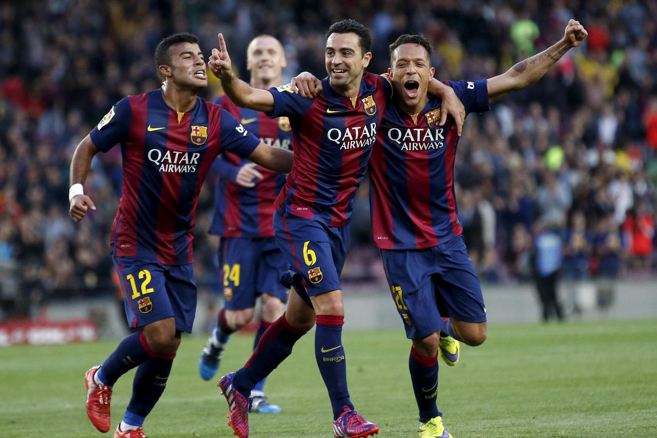 Barcelona's Xavi Hernandez (C) celebrates his goal against Getafe with teammates Rafinha (L) and Adriano during their Spanish first division soccer match at Nou Camp stadium in Barcelona, Spain, April 28, 2015. REUTERS/Gustau Nacarino        TPX IMAGES OF