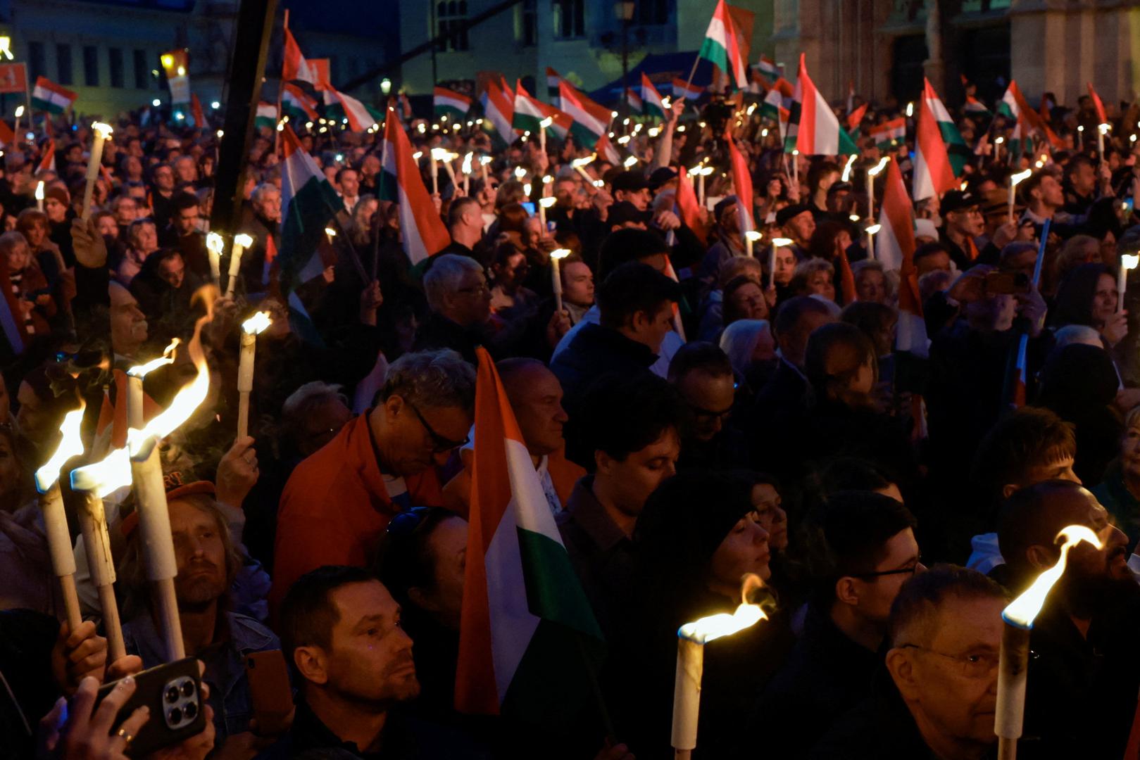 Orban, koji promiče model vladanja koji naziva "neliberalnom demokracijom", rekao je da razumije da mlađi birači žele generacijsku promjenu u politici, ali tvrdi da trenutak nije pravi. "Živimo u dobu opasnosti", rekao je, dodajući da su stoga u vladi potrebni "iskusni" političari. 