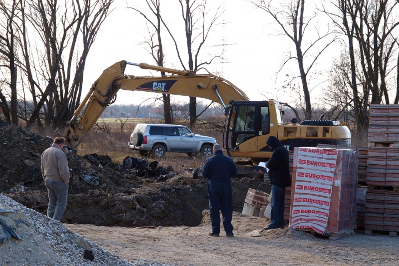 '26.01.2012., Rugvica - Nedaleko od skladista M-San grupe pocelo je iskopavanje navodno otrovnog otpada koji je ondje zakopala tvrtka Izba-Mi. Marijan Mijic, zvizdac koji je cijeli slucaj prijavio pol