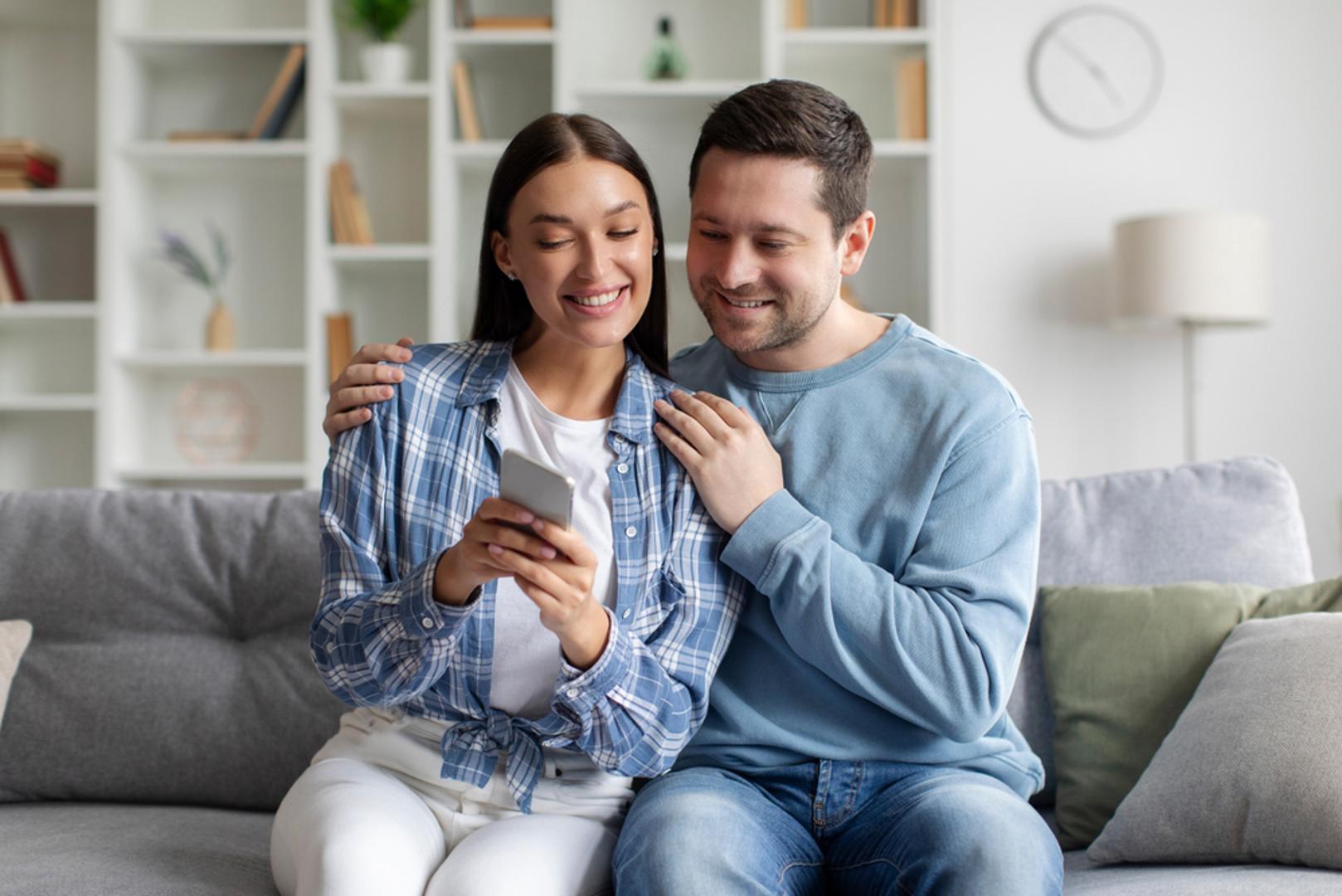 'Je li ti ta osoba privlačna?' Terapeutkinja Tina Marie Del Rosario objašnjava da varalice često projiciraju vlastitu krivnju. Postavljaju pitanja o privlačnosti drugih kako bi prikrili vlastite osjećaje i strah da se njima događa isto što i oni rade.