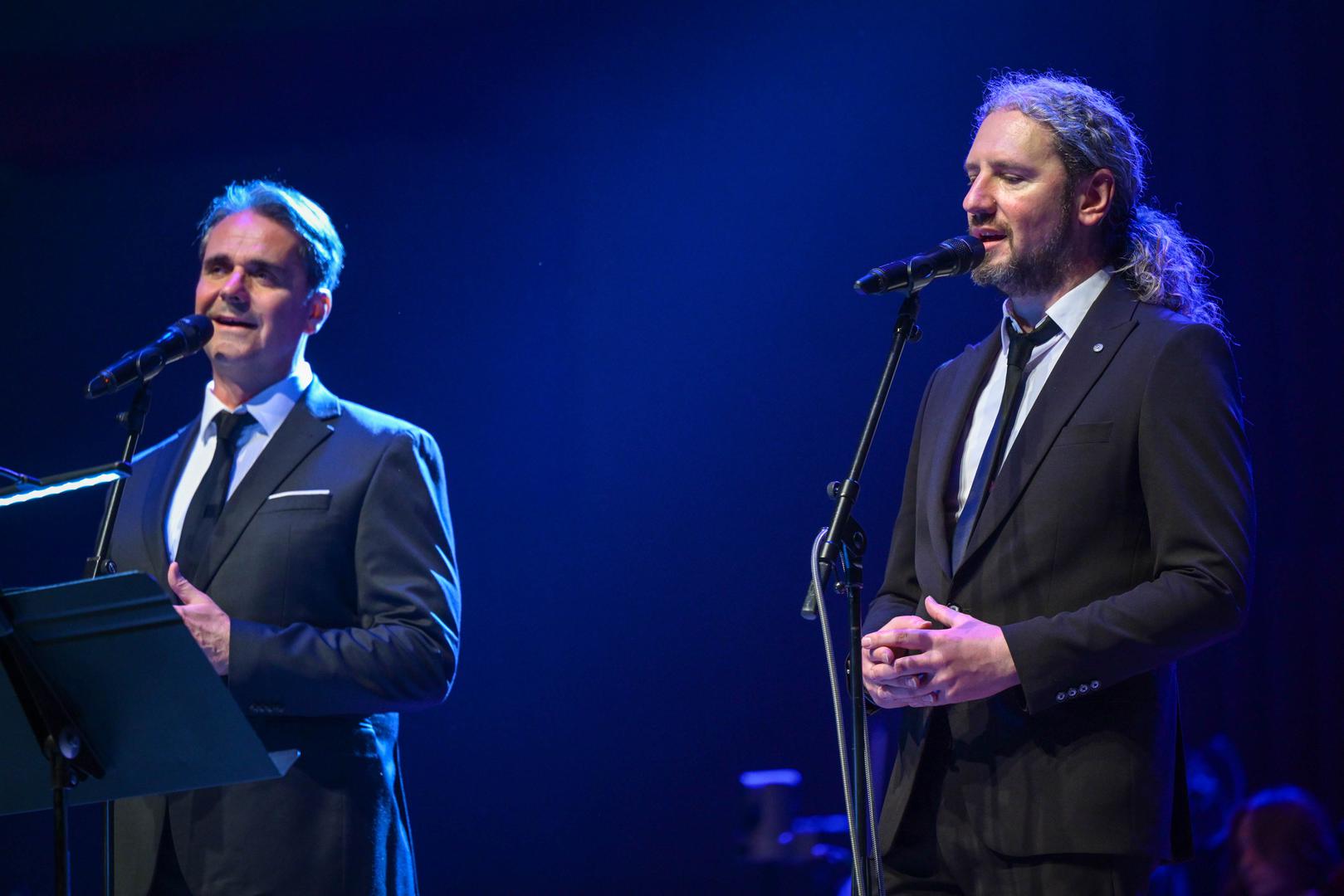 Od talijanskih klasika poput "Santa Lucia", preko izvedbi "Grande Amore", "Il Mondo", i "Volare", stranih uspješnica "Delilah", "More Than Words", "Sign of the Times" do domaćih pjesama koje su izazvale posebne emocija, koncert je bio stalna izmjena energije, nostalgije i vokalne virtuoznosti.