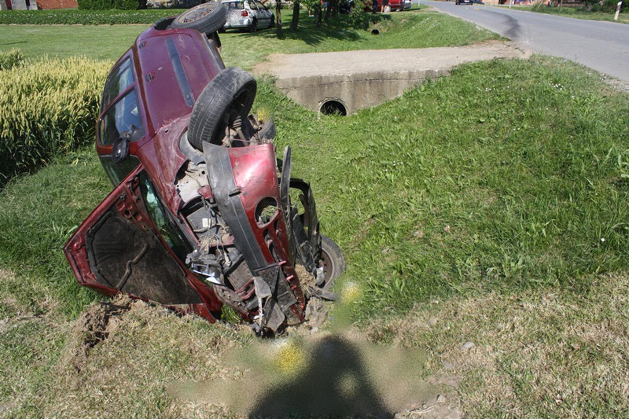 Vozačica sletjela u kanal nakon prevrtanja