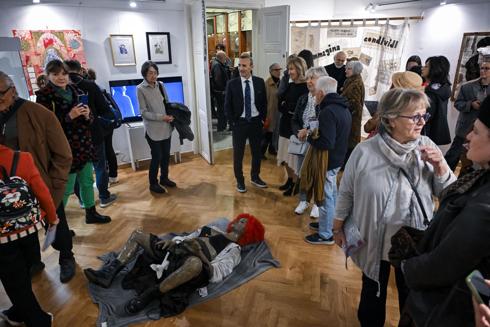 Dosad su u projektu sudjelovali Sjeverna Makedonija, Slovačka, Srbija, Austrija, Slovenija i Mađarska. Ove godine izlažu hrvatske umjetnice: Marija Boban, Andreja Hojnik Fišić, Irena Gayatri Horvat, Barbara Jugovac, Jelena Martinović, Martina Muraro, Jasmina Pacek, Jagoda Popović, Tara Beata Ratz, Gabrijela Šimić i Margareta Vidmar. Od talijanskih umjetnica tu su: Marina Mabe Bertagnin, Mariarosaria Caramia, Elisabetta D'Arienzo, Silvia Di Piazza, Dagmar Friedrich, Raffaella Rivi, Angelica Tulimiero, Francesca Dafne Vignaga, Alice Walczer Baldinazzo i umjetnički kolektiv CLEANART - Le tessitrici d’acqua