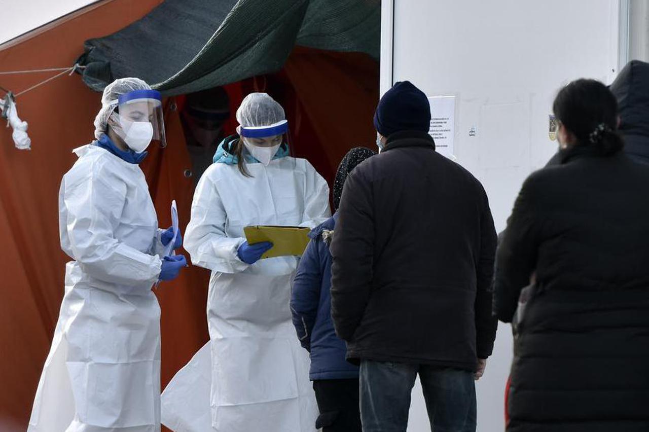 Šibenik: Iako se testiranje na COVID može obaviti i kod liječnika i dalje su velike gužve na punktu za testiranje