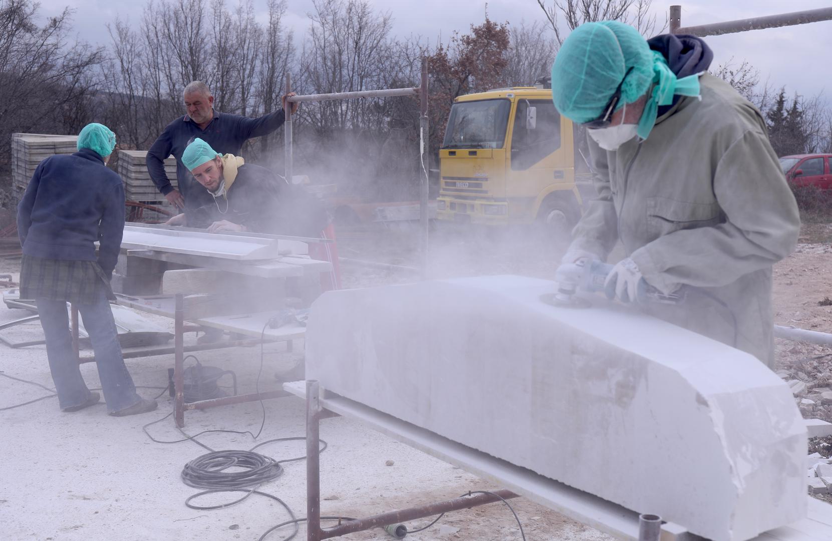 07.02.2024.,Imotski-Vrijedne ruke mladih umjetnika Roka Drzislava Rebica,,Emire Becirovic iz Ljubljane Karla Mrvosa iz Rijeke,Ive Japec i i Frana Marka Vlahinica iz Zagreba,uz nadzor inicijatora Ivana Topica Note svakodnevno klesu detalje spomenika Mercedesu koji se trebaju sklopiti i biti izlozeni ovog ljeta u Imotskom. Photo: Ivo Cagalj/PIXSELL