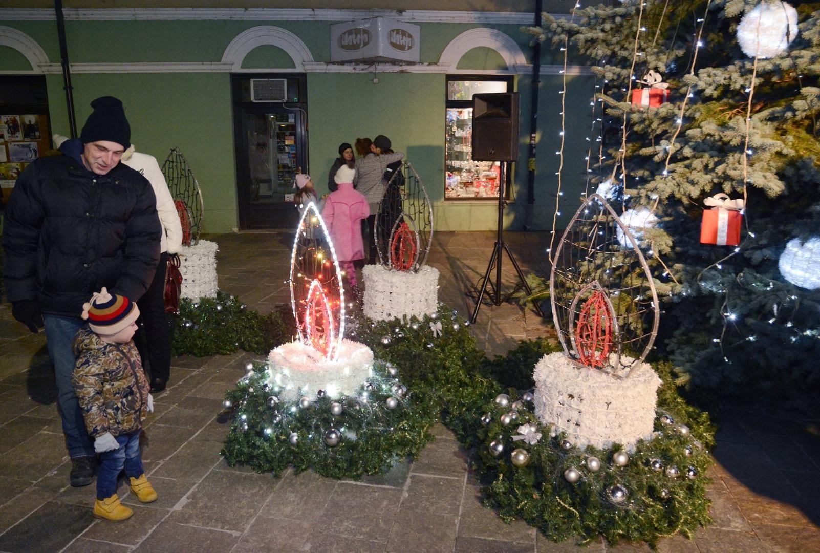 Prvu svijeću u adventnom vijencu zapalila je sisačka gradonačelnica Kristina Ikić Baniček.